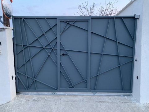 fabrication d'un portail coulissant design sur mesure, en acier, avec une porte intégrée metallerie design STIM Marseille