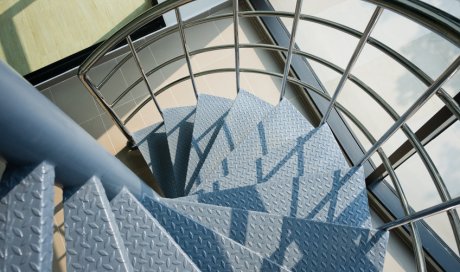 Installation d'escalier en fer avec mezzanine à Ensuès-la-Redonne